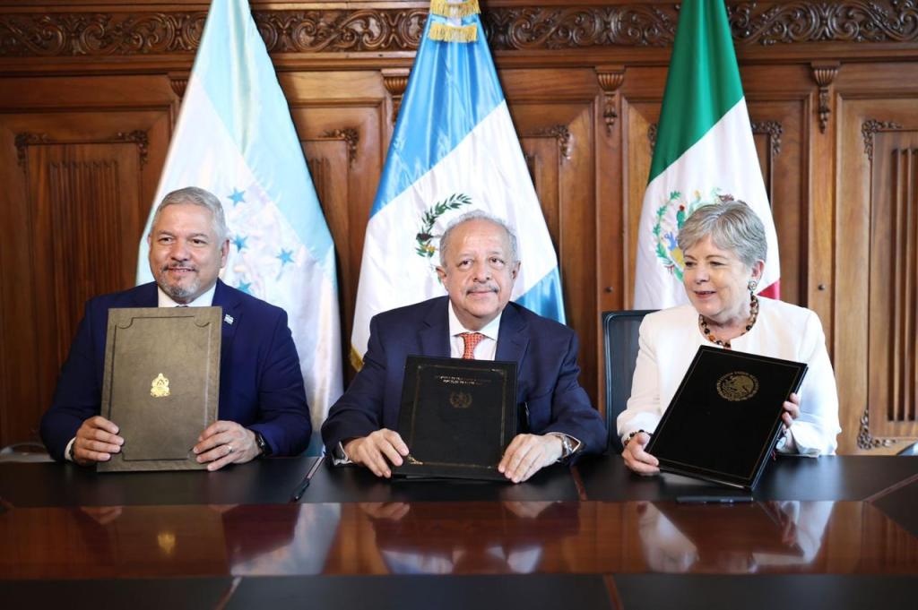 México, Guatemala y Honduras firman memorándum de entendimiento en cooperación&nbsp;consular