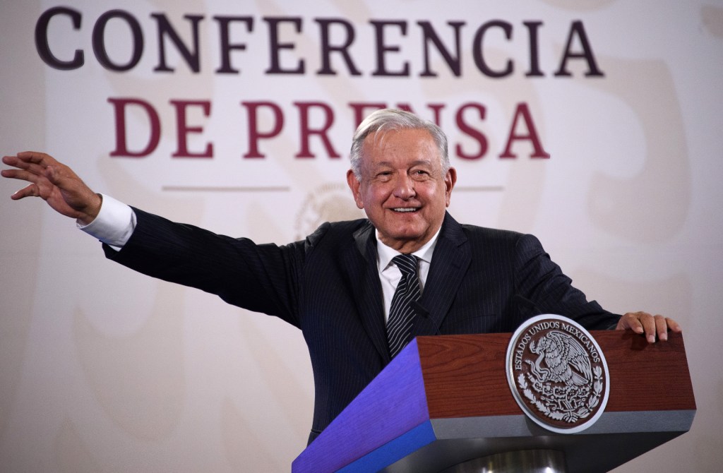 Presidente López Obrador anuncia aumento de
10% anual para maestros de educación básica