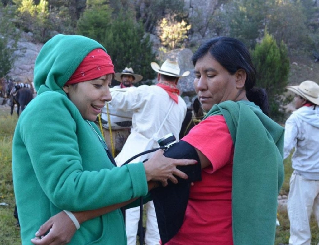 Julia: la enfermera que monta caballos y se viste de #tarahumara para llevar vacunas a comunidades indígenas en México
