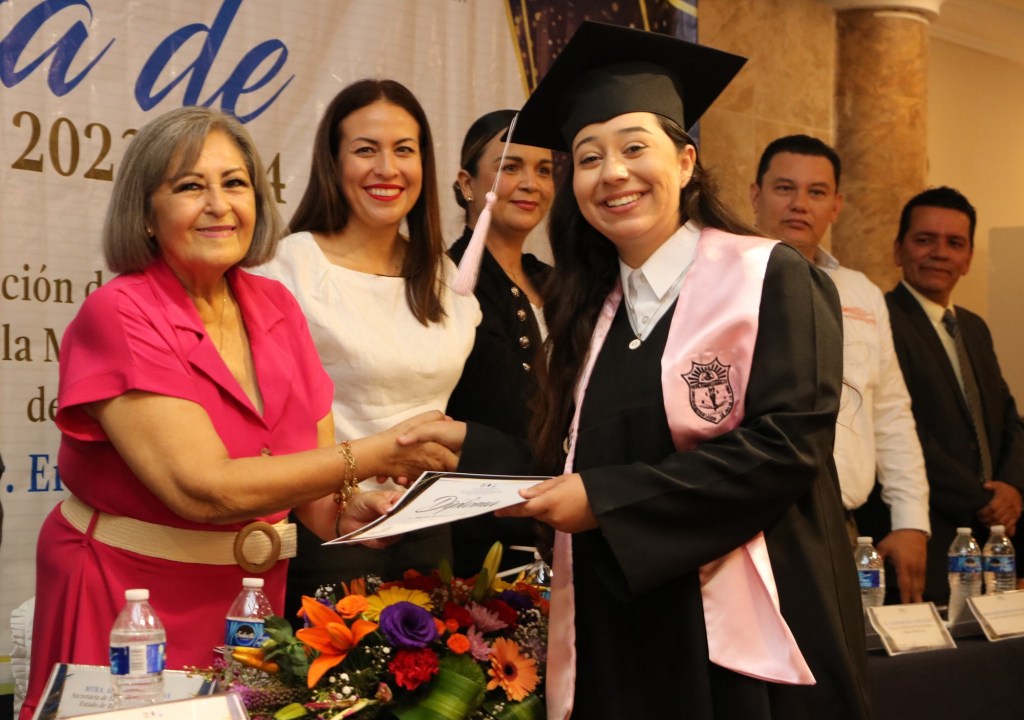 CLAUSURAN CICLO ESCOLAR EN CEREMONIA DE GRADUACIÓN DE LA BENU