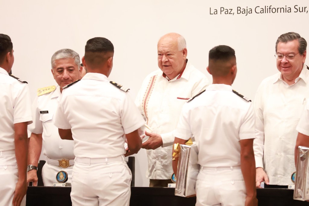 ENCABEZA GOBERNADOR CEREMONIA DE CLAUSURA DE CURSOS DEL CENTRO DE ESTUDIOS AERONAVALES