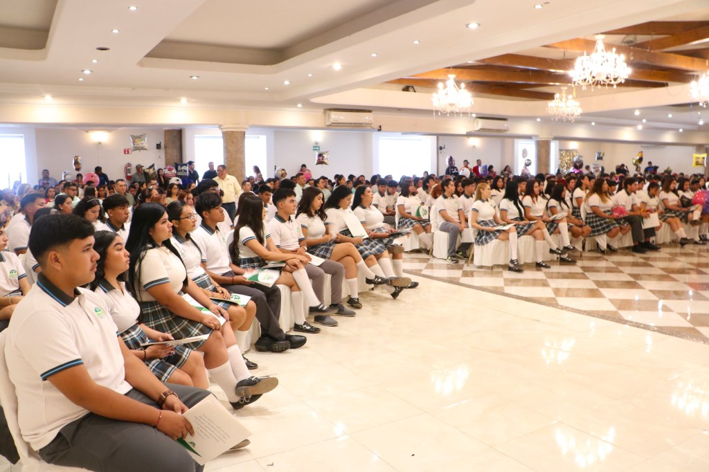 EGRESAN 151 ALUMNOS DE LOS TELEBACHILLERATOS COMUNITARIOS DE LA PAZ