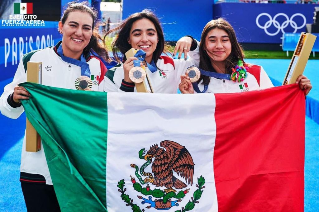 El Ejército, Fuerza Aérea y Guardia Nacional felicitan al equipo mexicano de tiro con arco femenil.