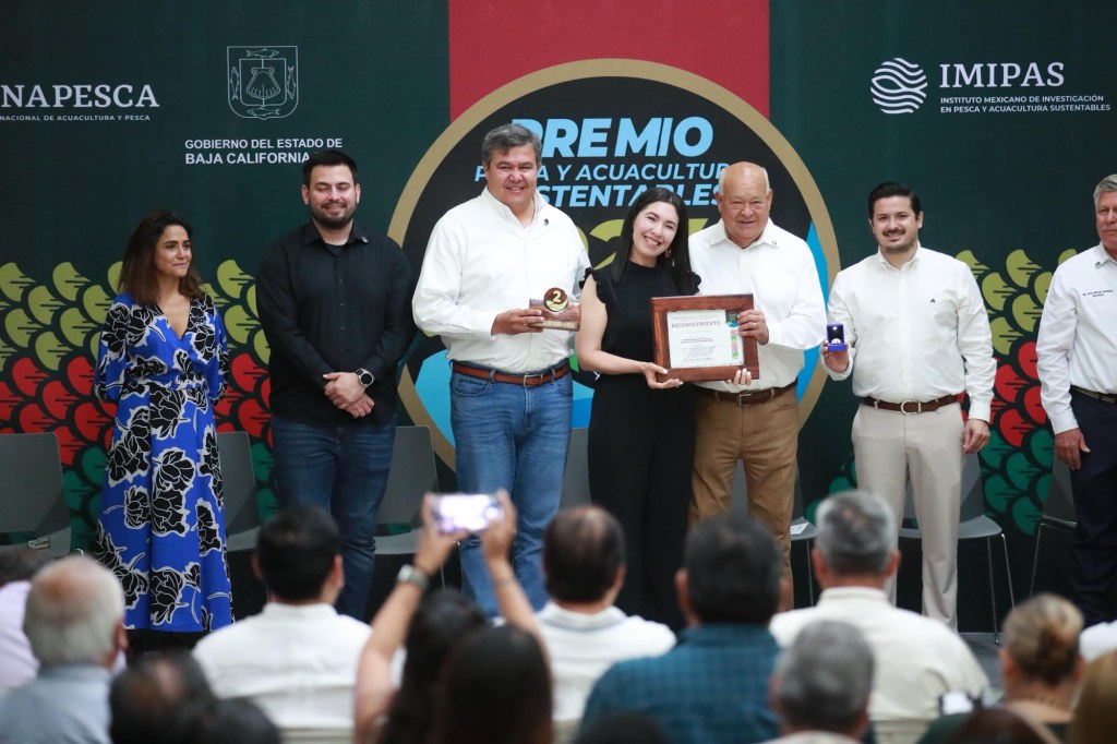 ENTREGA GOBERNADOR VMCC PREMIONACIONAL DE PESCA Y ACUACULTURA SUSTENTABLES