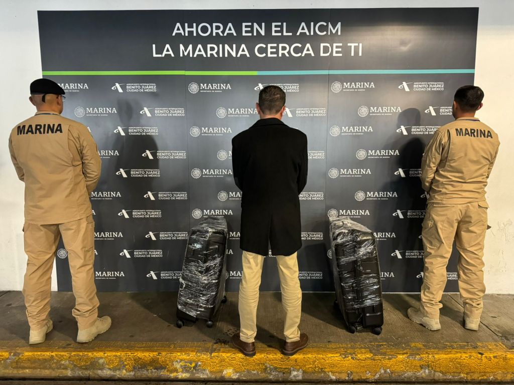 Marina asegura aproximadamente nueve kilogramos de presunta cocaína en el Aeropuerto Internacional de la Ciudad de México.