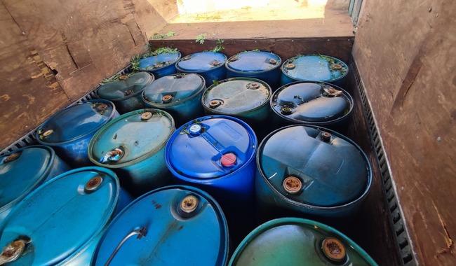 En #Jalisco, #GuardiaNacional detiene a dos personas que transportaban tambos con huachicol en camioneta robada