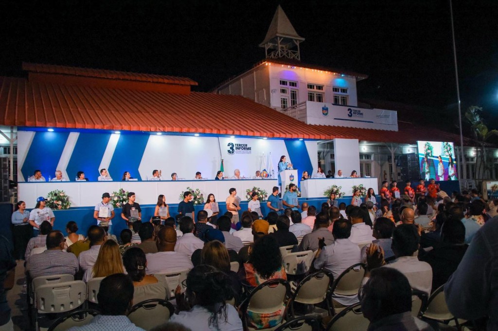 PRESENTA EDITH AGUILAR SU TERCER INFORME DE GOBIERNO