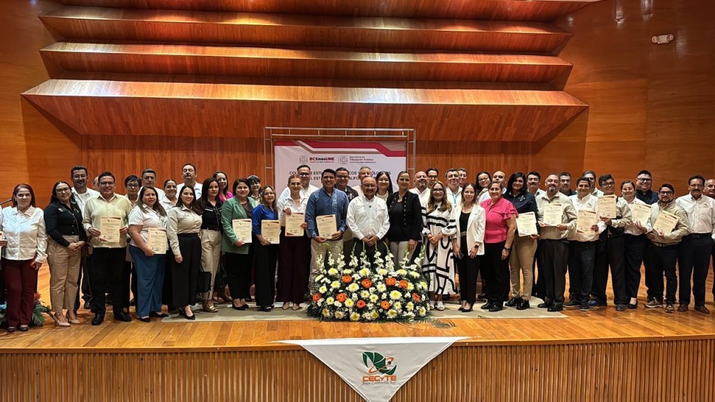 ENTREGA CECYTE BCS NOMBRAMIENTOS DE HOMOLOGACIÓN Y RENIVELACIÓN SALARIAL A MÁS DE 150 DOCENTES