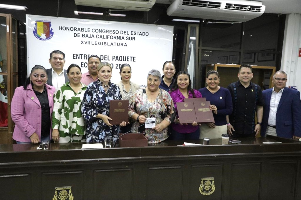 ENTREGA GOBIERNO DE BCS PAQUETE PRESUPUESTAL 2025 AL CONGRESO DEL ESTADO