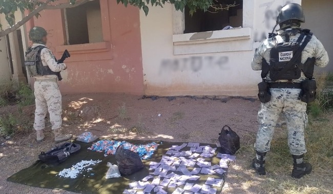 En #Sonora, #GuardiaNacional y Ejército Mexicano aseguran más de 4,900 dosis de posible narcótico, listas para su venta