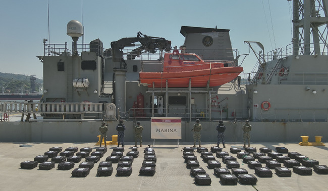 Marina asegura aproximadamente 3.2 toneladas de probable #cocaína frente a las costas de #Colima