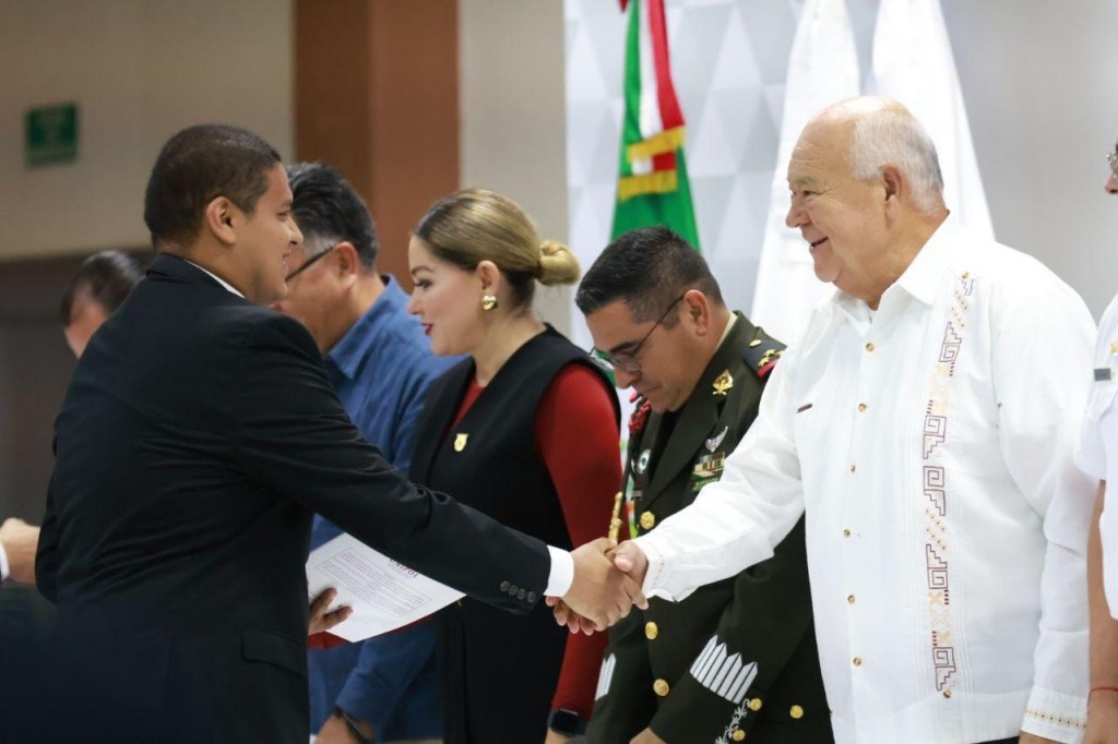 RECONOCE VÍCTOR CASTRO COSÍO LA PROFESIONALIZACIÓN DE 21 NUEVOS AGENTES DE INVESTIGACIÓN CRIMINAL DE LA PGJE