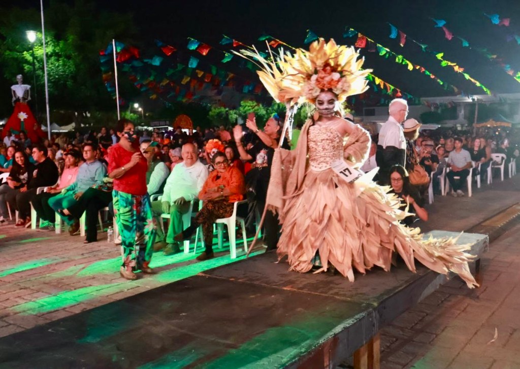ASISTE GOBERNADOR VÍCTOR MANUEL CASTRO COSÍO AL FESTIVAL TRADICIONAL DEL DÍA DE MUERTOS