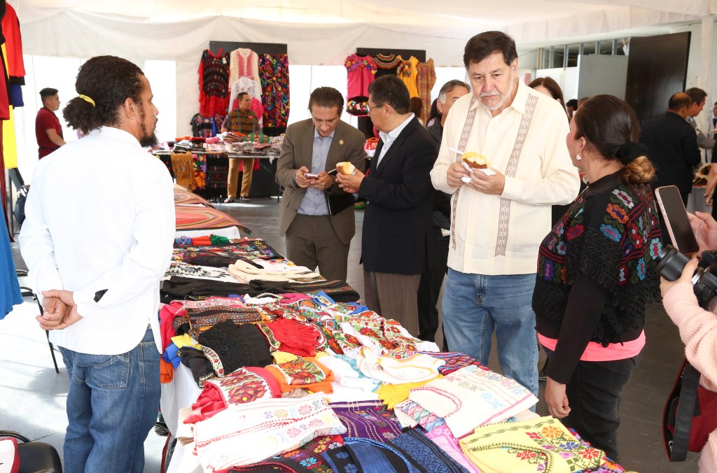 Abre Senado espacio para venta de productos en apoyo a economía de artesanos guerrerenses