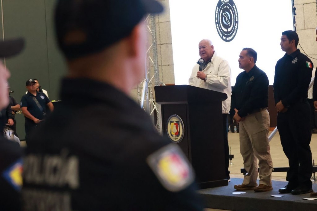 RECONOCE VÍCTOR CASTRO A ELEMENTOS DE LAS FUERZAS DE SEGURIDAD POR SU COMPROMISO AL SERVICIO DE BCS