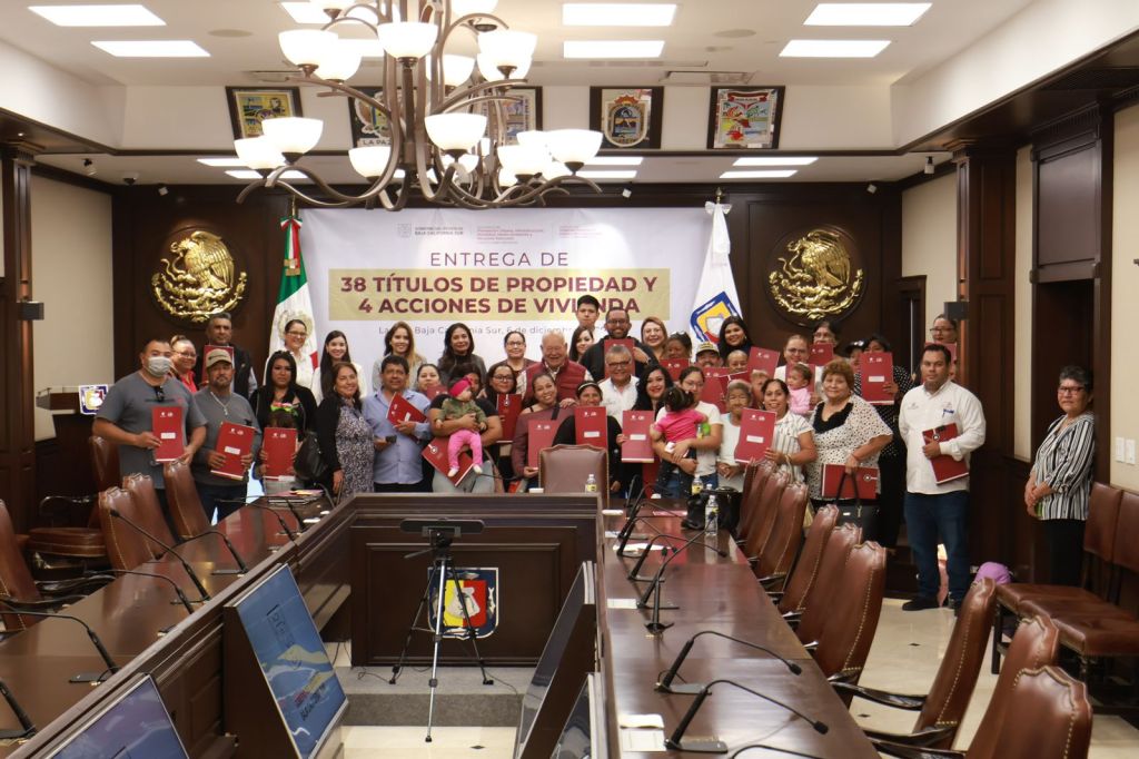 ENTREGA VÍCTOR CASTRO MÁS APOYOS EN VIVIENDA A SECTORES VULNERABLES DE LA PAZ