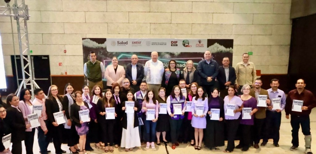 CLAUSURA GOBERNADOR VÍCTOR CASTRO DIPLOMADO SOBRE ENFOQUE DE DEMOCRACIA FAMILIAR Y CONTRA LA VIOLENCIA