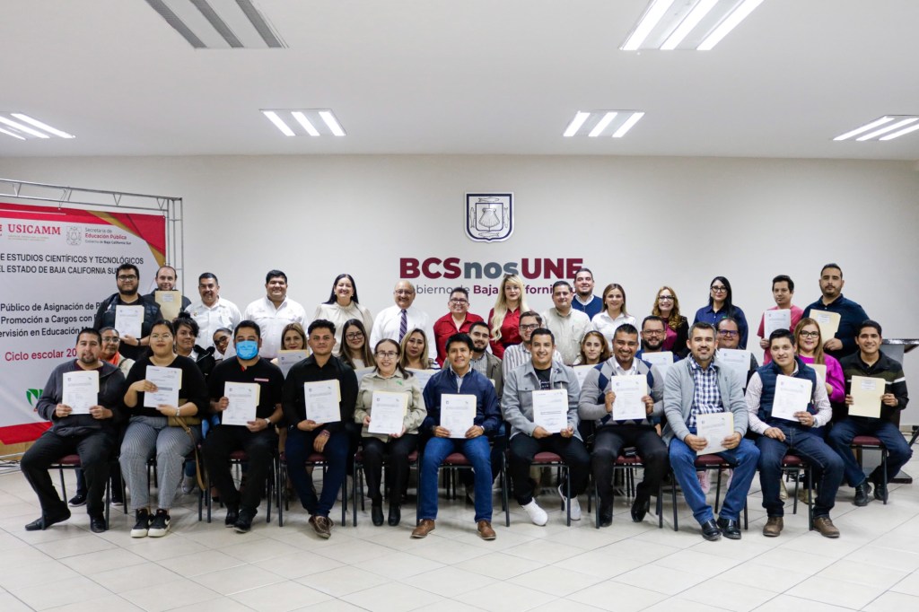 Asigna CECYTEBCS plazas y cargo directivo en evento público