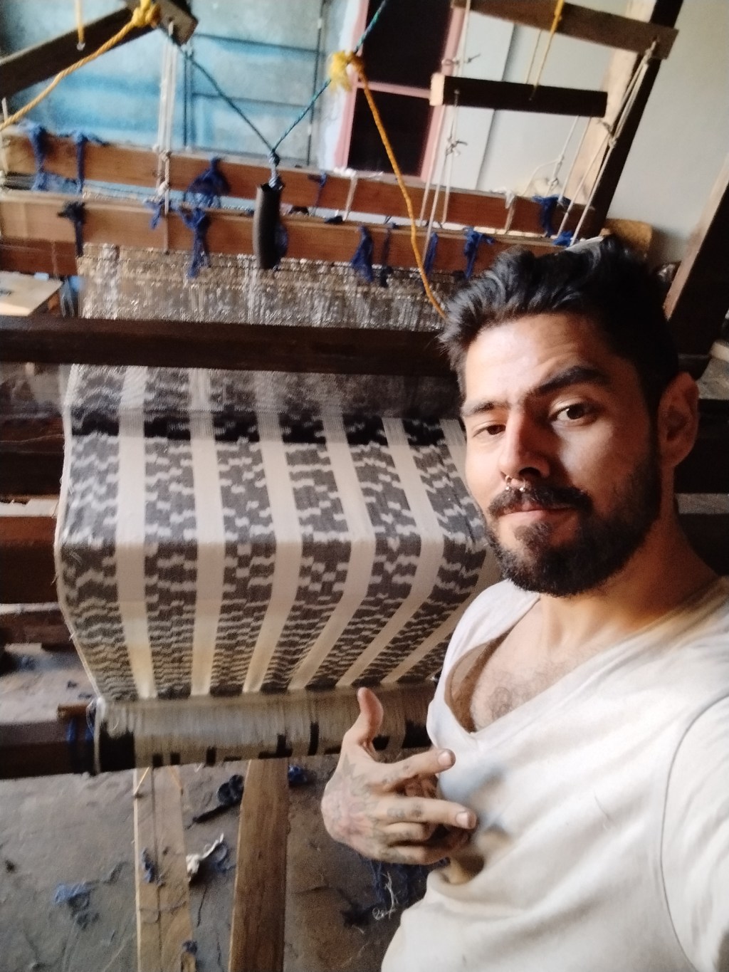 IO FERREIRA, ARTESANO Y ACTIVISTA QUE TRABAJA POR EL REBOZO JASPEADO