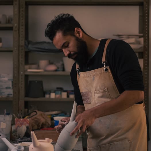 DESDE LA CERÁMICA, JUAN PABLO MUÑOZ CRUZ EXPLORA CONCEPTOS COMO RIESGO Y FRAGILIDAD