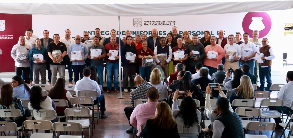 Entrega Gobernador Víctor Castro dotación de uniformes a trabajadores estatales