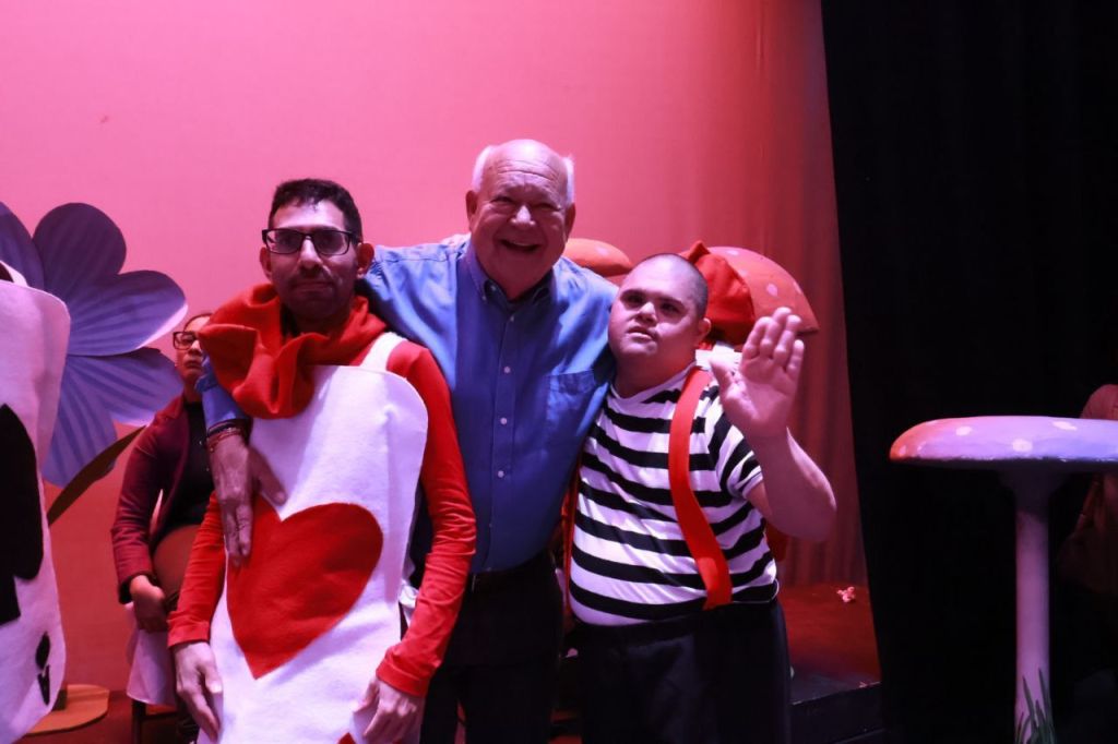 Asiste gobernador VMCC a la primera obra de teatro musical inclusiva