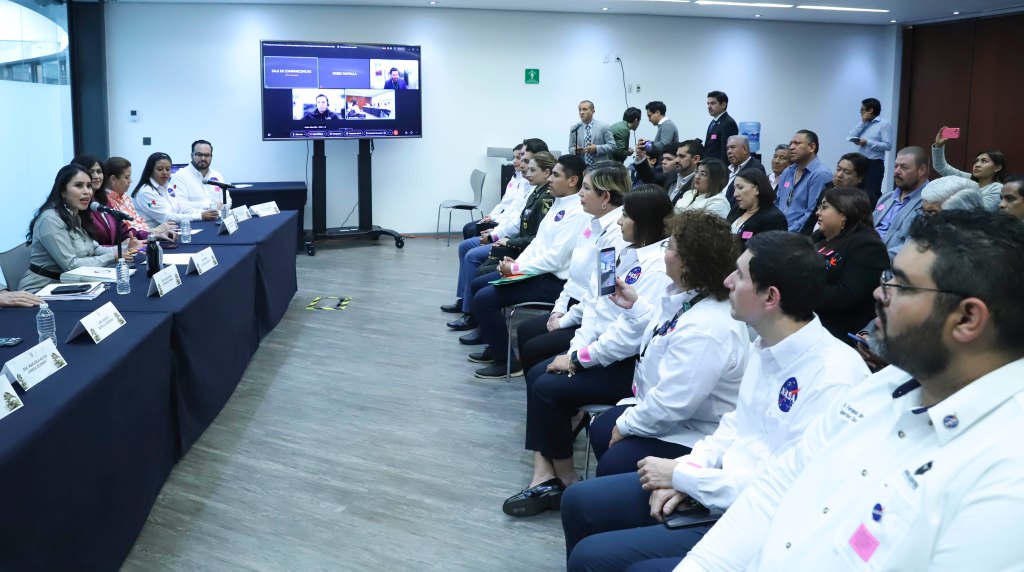 Entregan reconocimientos a docentes que participaron en programa del Space Center Houston de la NASA
