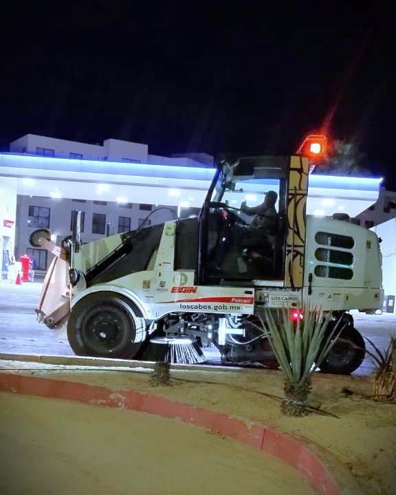 Entra en acción nueva barredora en Cabo San Lucas; reforzará labores de limpieza