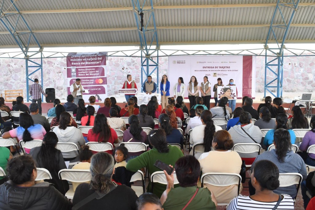 Entregan tarjetas del programa “Beca Rita Cetina” en secundaria Constituyentes, en Cabo San Lucas