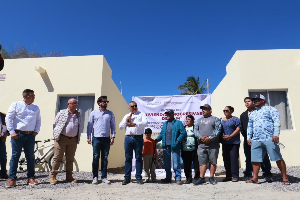 Cumple el Instituto de Vivienda con familias afectadas por incendio en la colonia El Manglito