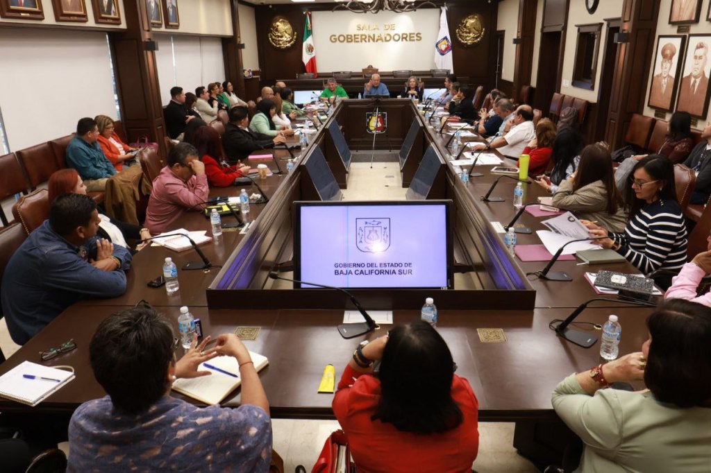 Convoca Víctor Castro a mejorar la operatividad de áreas de administración del Gobierno estatal