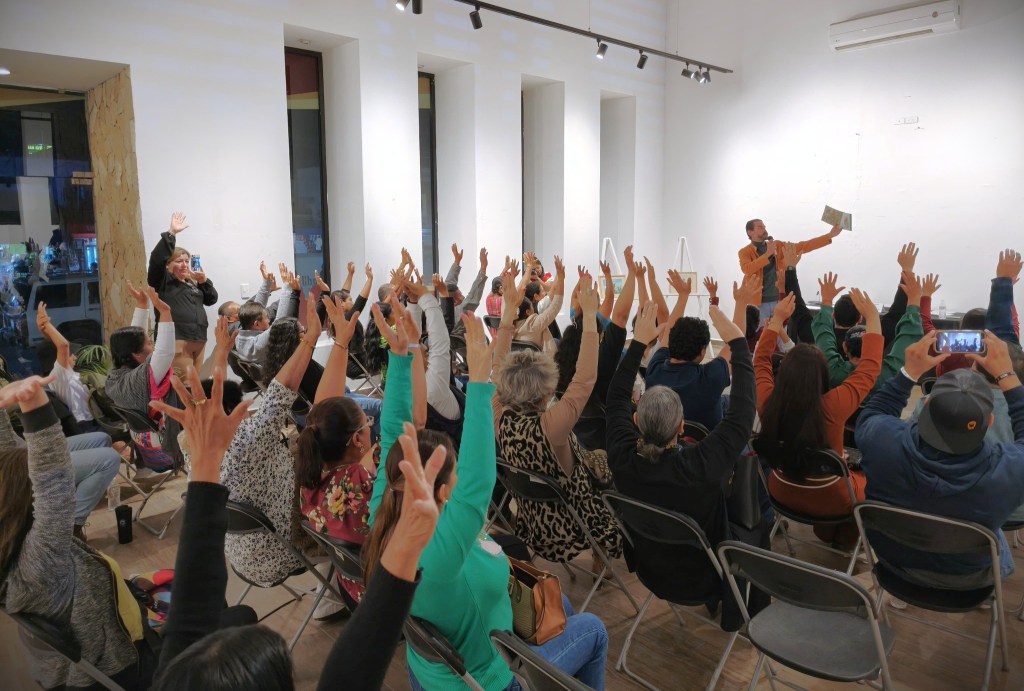 Presentan poemario «Paisajes de Azúcar» en la Galería del Cerrito del Timbre en Cabo San Lucas