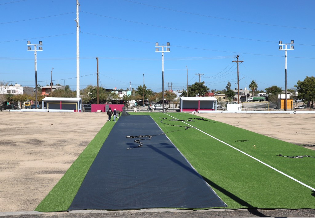 Anuncia SEPUIMM colocación de pasto sintético en campo ubicado en la colonia 20 de noviembre en La Paz