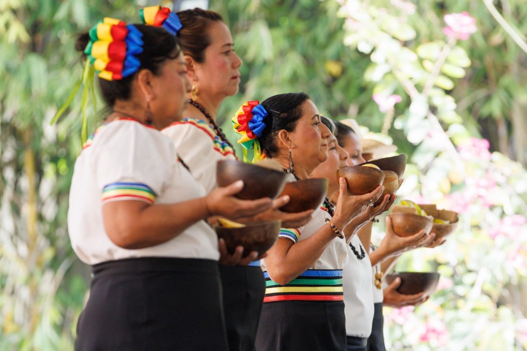 #TEENEK, #MIXTECO, #HÑAHÑÚ, #TOTONACO, #NÁHUATL, #TEPEHUA Y #MYSKUBUN SE UNIERON LOS PINOS PARA CELEBRAR A LAS #LENGUAS MATERNAS