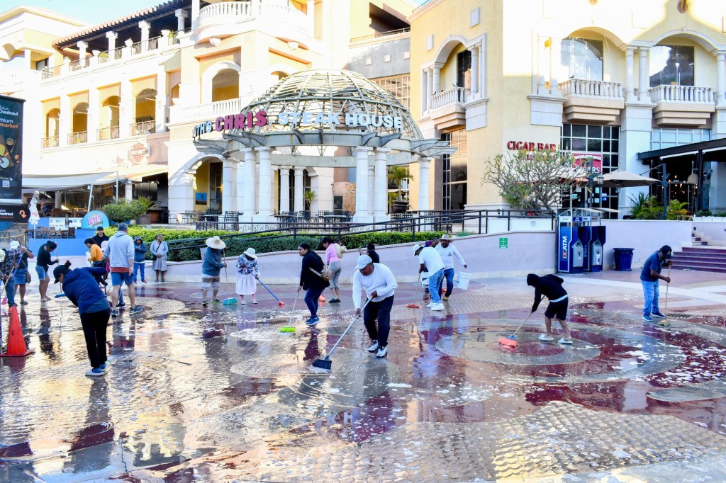 Continúa mantenimiento y limpieza en Marina de Cabo San Lucas, Los Cabos, BCS.