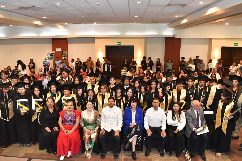 Reconocen a egresados de Derecho y Ciencias Jurídicas de la UABCS Extensión Los Cabos