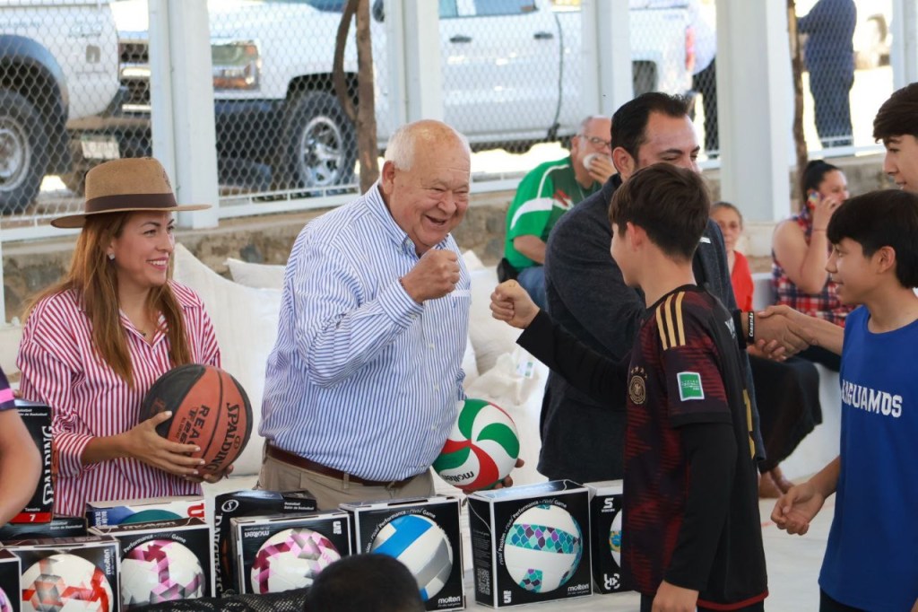 Entrega Víctor Castro, rehabilitación de cancha pública en San Antonio