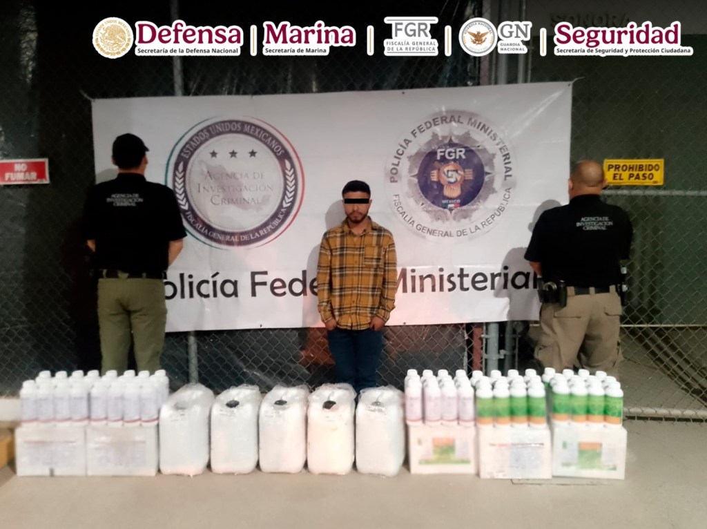 UN HOMBRE QUE TRANSPORTABA METANFETAMINA LÍQUIDA OCULTA EN ENVASES DE ABONO Y FERTILIZANTE, FUE DETENIDO EN SONORA