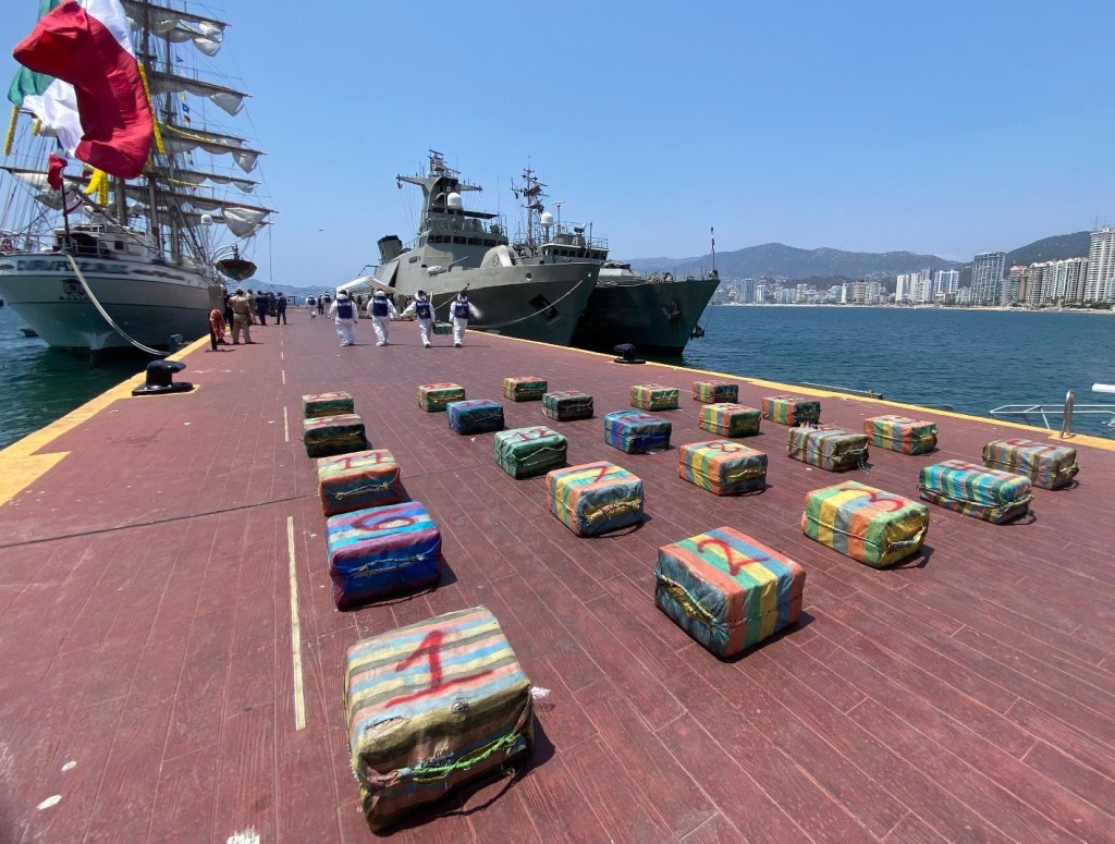EN COSTAS DE GUERRERO SE ASEGURARON ALREDEDOR DE 1,800 KILOS DE COCAÍNA EN LA MAR
