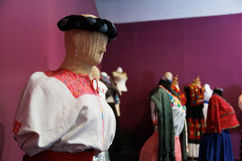 MUJER HUIPIL. URDIMBRES Y PUNTADAS”, HOMENAJE A LAS MUJERES TRANSMISORAS DE DICHA PRENDA