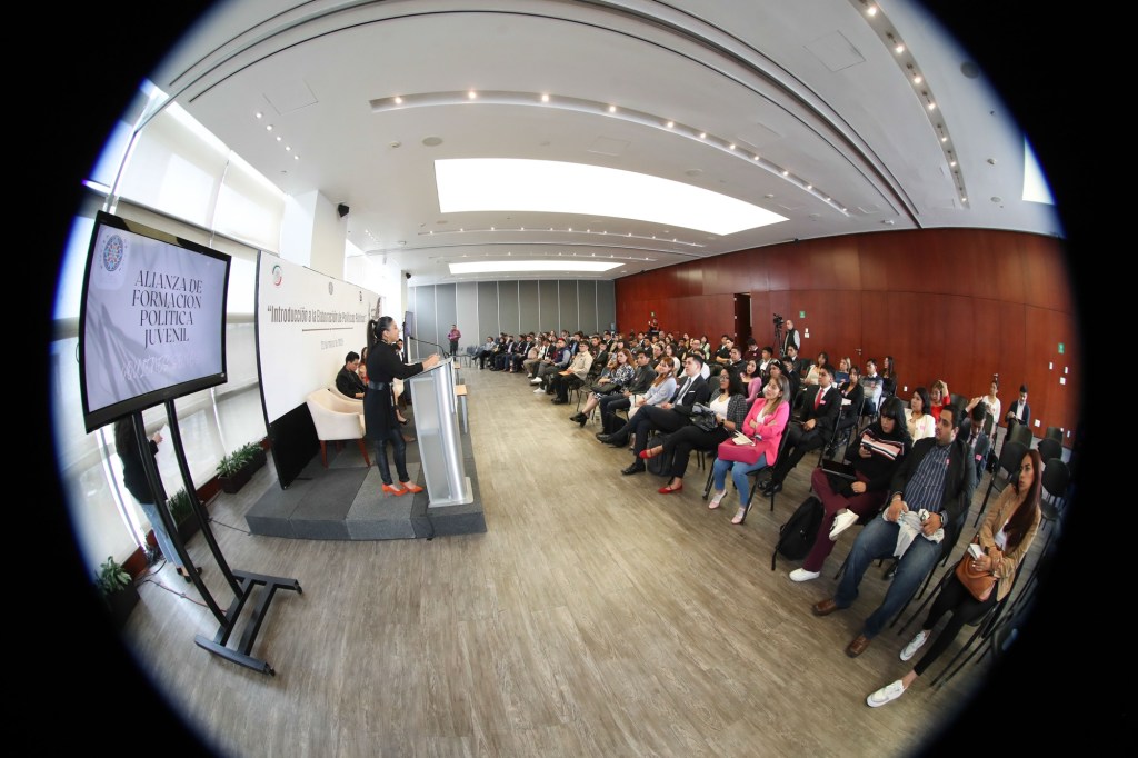 Capacitan en el Senado a jóvenes en la elaboración de políticas públicas