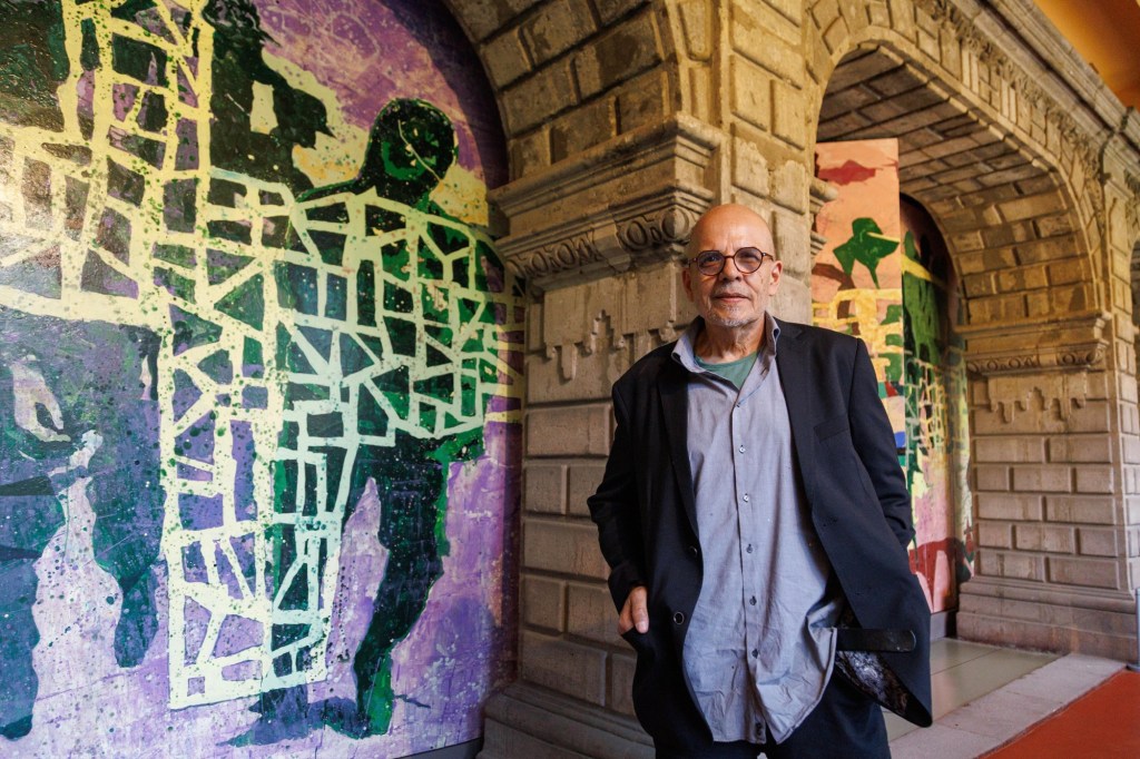 EN DESPLAZAMIENTO SE RETRATA LA REALIDAD MIGRANTE EN LOS MUROS DE SAN ILDEFONSO