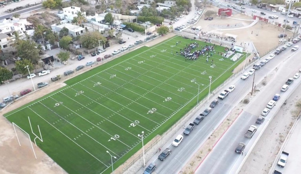 Entrega Christian Agúndez empastado en cancha de fútbol americano en San José del Cabo