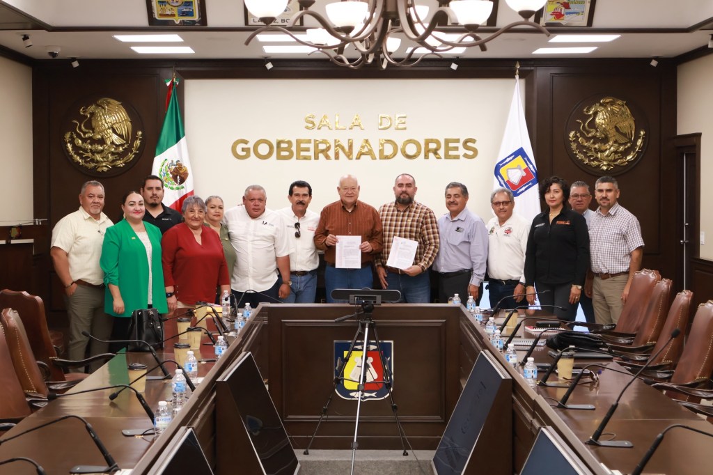 Recibe el gobernador Víctor Castro el pliego petitorio del magisterio&nbsp;sudcaliforniano