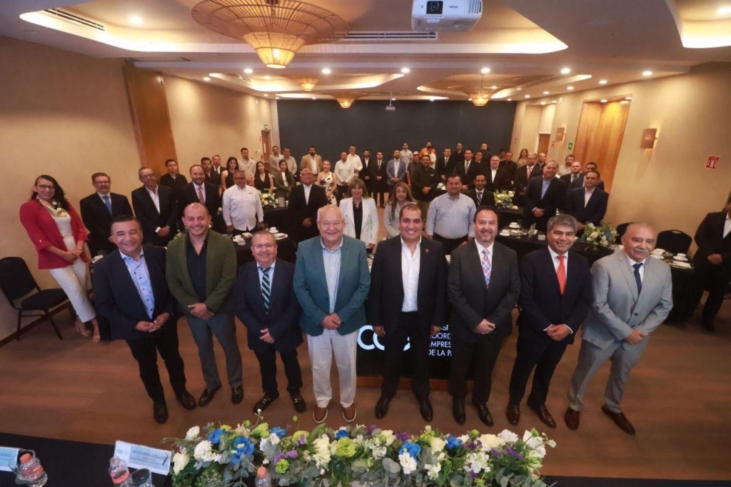 Gobernador Víctor Castro toma protesta a la nueva mesa directiva del Consejo Coordinador Empresarial de La Paz