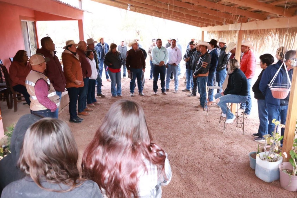 Visita gobernador de BCS Castro Cosío, zona serrana de Santa Martha y El Patrocinio, y entrega apoyos