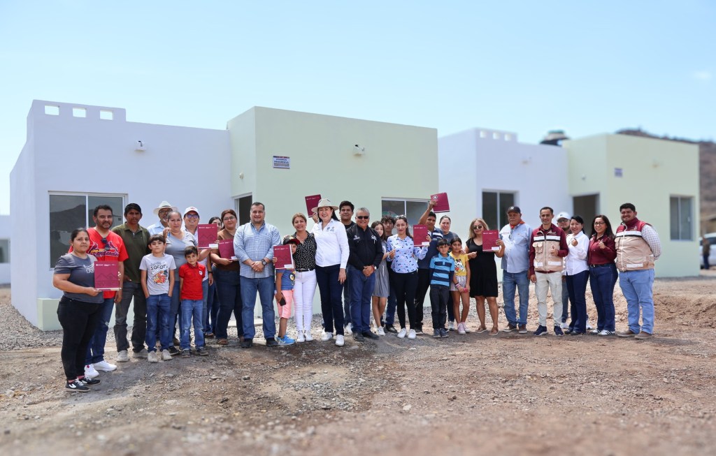 Entrega&nbsp;secretario general, Saúl González, 71 acciones de vivienda en Comondú, Loreto y&nbsp;Mulegé