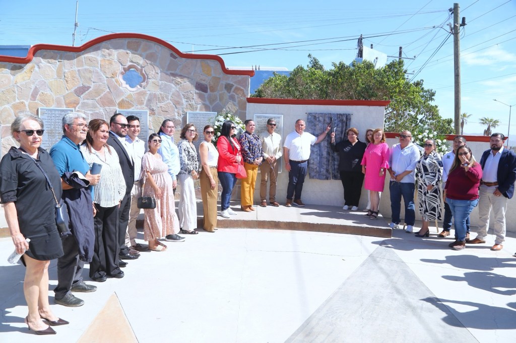 Develan&nbsp;placa&nbsp;en honor a&nbsp;docentes&nbsp;de Los Cabos fallecidos durante&nbsp;2024-2025&nbsp;