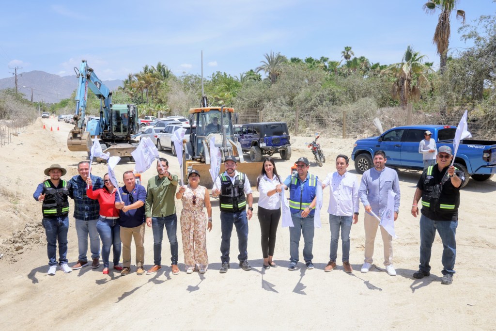 Alcalde Christian Agúndez&nbsp;realiza&nbsp;el banderazo de&nbsp;inicio&nbsp;para los&nbsp;trabajos de pavimentación del Camino Viejo a San&nbsp;José&nbsp;