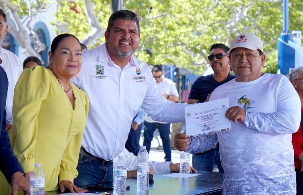 Autoridades municipales entregan apoyos económicos a cooperativas pesqueras de Los&nbsp;Cabos